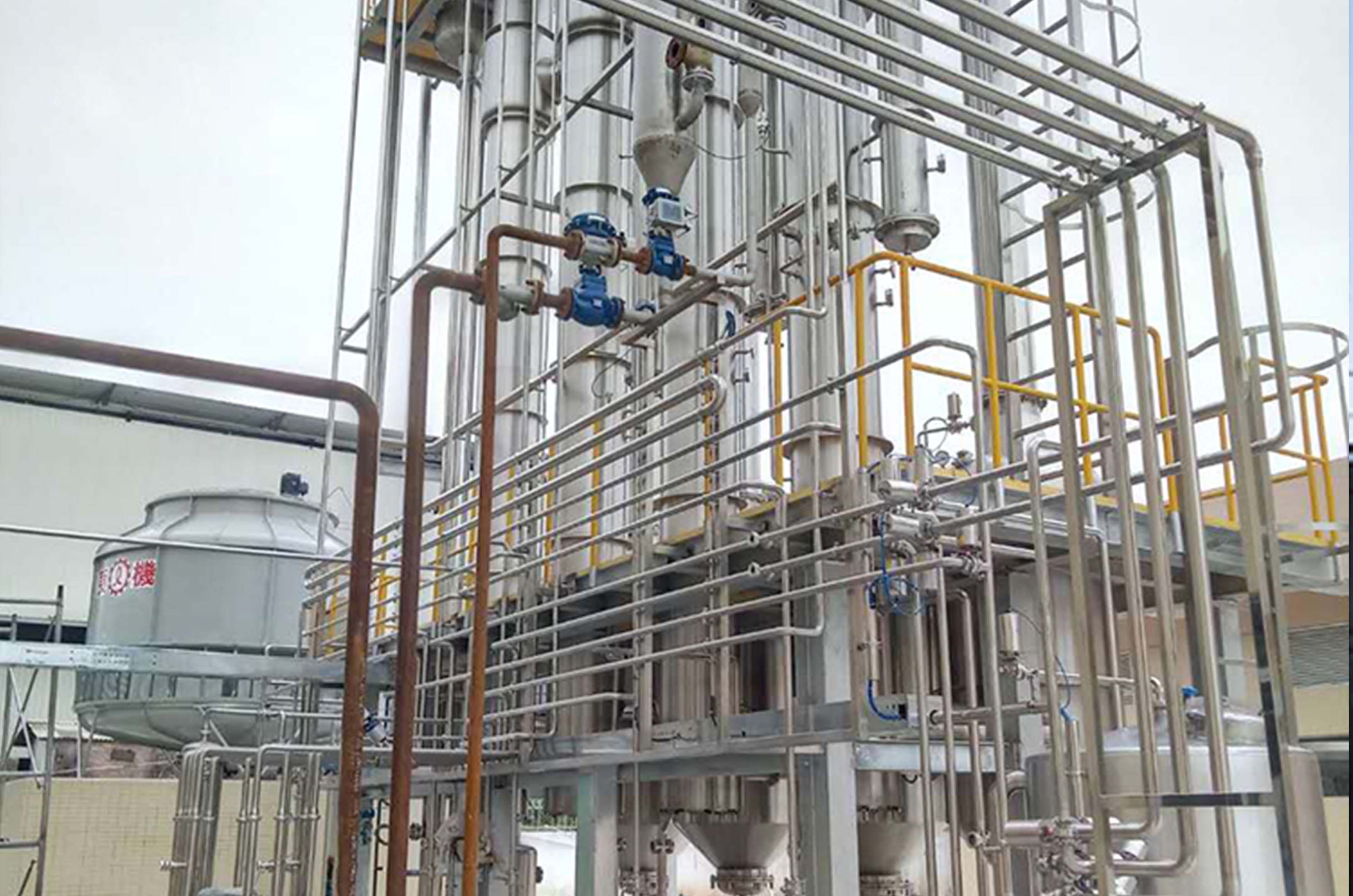 Falling film vacuum evaporator
