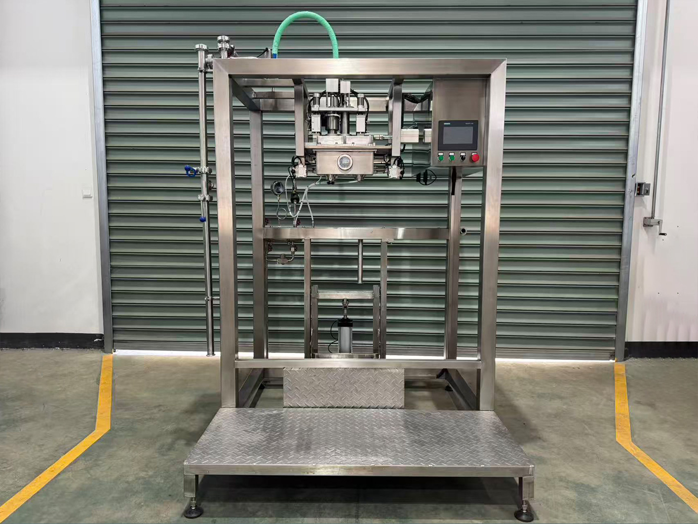 General purpose aseptic filling machine for large and small bags
